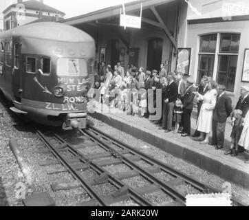 Elektrifizierungsstrecke Zwolle-Leeuwarden-Groningen. Letzte Fahrt Dieselzug Datum: 17. Mai 1952 Ort: Grouw Stichwörter: Öffentlichkeit, Eisenbahn, Züge Name Der Einrichtung: NS Stockfoto