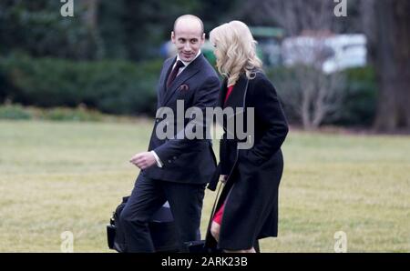 Washington, Vereinigte Staaten. Januar 2020. Senior Advisor des Präsidenten Stephen Miller und Berater des Präsidenten Kellyanne Conway Walk Toward Marine One als Präsident Trump das Weiße Haus auf dem Weg zu einer "Keep America Great Rally" in Wildwood, New Jersey am Dienstag, 28. Januar 2020 in Washington, DC verlässt. Anfang des Tages hatte Präsident Trump eine gemeinsame Pressekonferenz mit dem israelischen Premierminister Benjamin Netanyahu abgehalten, auf der eine Vision für die Zukunft Israels und des palästinensischen Volkes angekündigt wurde. Foto von Leigh Vogel/UPI Credit: UPI/Alamy Live News Stockfoto