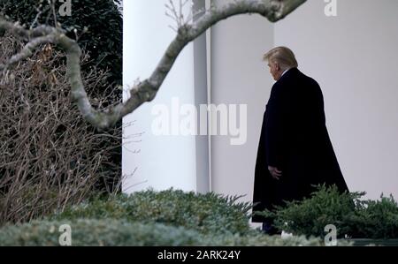 Washington, Vereinigte Staaten. Januar 2020. Präsident Trump verlässt das Weiße Haus auf dem Weg zu einer "Keep America Great Rally" in Wildwood, New Jersey am Dienstag, 28. Januar 2020 in Washington, DC. Anfang des Tages hatte Präsident Trump eine gemeinsame Pressekonferenz mit dem israelischen Premierminister Benjamin Netanyahu abgehalten, auf der eine Vision für die Zukunft Israels und des palästinensischen Volkes angekündigt wurde. Foto von Leigh Vogel/UPI Credit: UPI/Alamy Live News Stockfoto