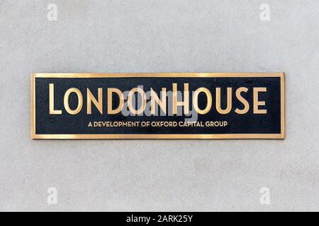 Chicago, USA - 30. Dezember 2018: Plakette an der Ecke von London House, einem berühmten Hotel in Chicago und Wahrzeichen. LondonHouse befindet sich in der Londoner Garantie Stockfoto