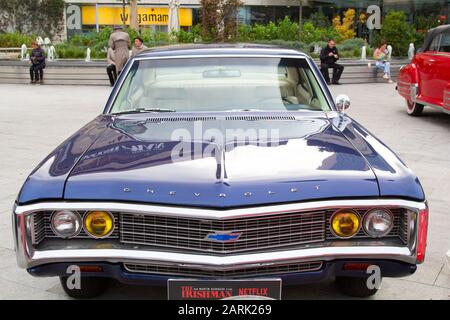 Vorderansicht des marineblau Chevrolet Impala. Stockfoto