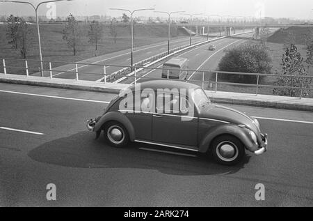 Rijksweg A4 Amsterdam - den Haag Verkehrssplein in der Nähe von Rijswijk Datum: 16. Oktober 1966 Standort: Rijswijk, Zuid-Holland Schlagwörter: Autos, Autobahnen, Viadukte Institutionenname: Volkswagen Stockfoto