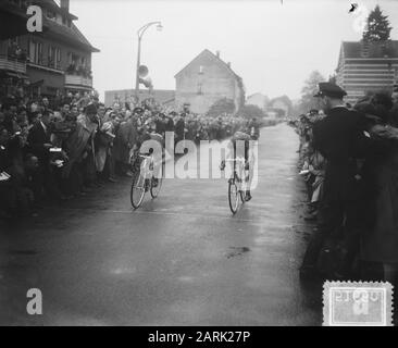 Radweltmeisterschaften auf der Straße Pros Hans Dekkers und Wim van EST Anmerkung: [Hans Dekkers schlägt im Sprint Wim van EST] Datum: 15. Juni 1952 Ort: Valkenburg Schlüsselwörter: Sport, Radsport persönlicher Name: Dekkers, Hans, EST, Wim van Stockfoto