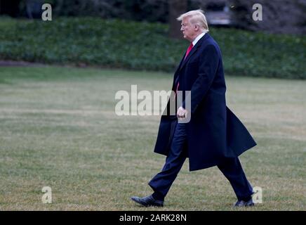 Washington, Vereinigte Staaten. Januar 2020. Präsident Trump verlässt das Weiße Haus auf dem Weg zu einer "Keep America Great Rally" in Wildwood, New Jersey am Dienstag, 28. Januar 2020 in Washington, DC. Anfang des Tages hatte Präsident Trump eine gemeinsame Pressekonferenz mit dem israelischen Premierminister Benjamin Netanyahu abgehalten, auf der eine Vision für die Zukunft Israels und des palästinensischen Volkes angekündigt wurde. Foto von Leigh Vogel/UPI Credit: UPI/Alamy Live News Stockfoto