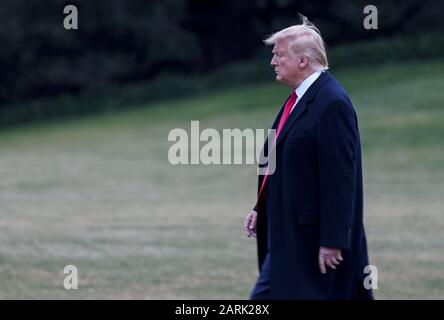 Washington, Vereinigte Staaten. Januar 2020. Präsident Trump verlässt das Weiße Haus auf dem Weg zu einer "Keep America Great Rally" in Wildwood, New Jersey am Dienstag, 28. Januar 2020 in Washington, DC. Anfang des Tages hatte Präsident Trump eine gemeinsame Pressekonferenz mit dem israelischen Premierminister Benjamin Netanyahu abgehalten, auf der eine Vision für die Zukunft Israels und des palästinensischen Volkes angekündigt wurde. Foto von Leigh Vogel/UPI Credit: UPI/Alamy Live News Stockfoto