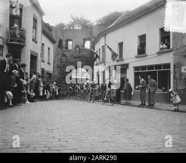 Radweltmeisterschaften auf der Straße Radsport, Sport Anmerkung: [Peloton passiert Grenzelpoort in Valkenburg] Datum: 15. Juni 1952 Ort: Valkenburg Schlüsselwörter: Sport, Radsport Stockfoto