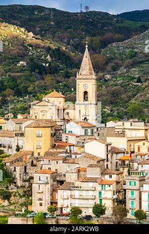 Italien, Sizilien, Provinz Messina, Francavilla di Sicilia. Die mittelalterliche Bergstadt Francavilla di Sicilia. Stockfoto