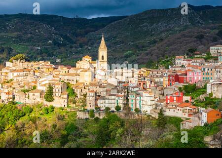 Italien, Sizilien, Provinz Messina, Francavilla di Sicilia. Die mittelalterliche Bergstadt Francavilla di Sicilia. Stockfoto