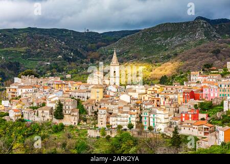 Italien, Sizilien, Provinz Messina, Francavilla di Sicilia. Die mittelalterliche Bergstadt Francavilla di Sicilia. Stockfoto