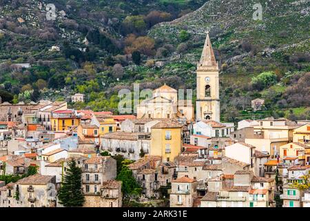Italien, Sizilien, Provinz Messina, Francavilla di Sicilia. Die mittelalterliche Bergstadt Francavilla di Sicilia. Stockfoto