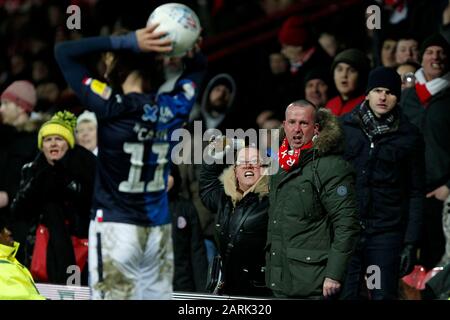 London, Großbritannien. Januar 2020. Wütende Brentford-Fans beim Sky Bet Championship Match zwischen Brentford und Nottingham Forest im Griffin Park, London, England am 28. Januar 2020. Foto von Carlton Myrie. Kredit: Prime Media Images/Alamy Live News Stockfoto
