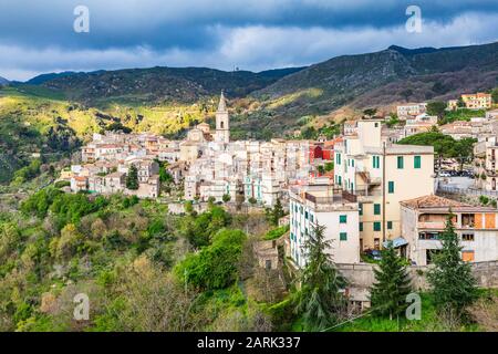 Italien, Sizilien, Provinz Messina, Francavilla di Sicilia. Die mittelalterliche Bergstadt Francavilla di Sicilia. Stockfoto