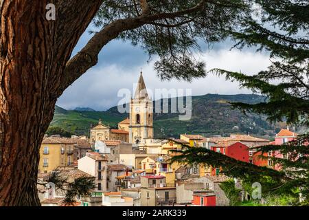 Italien, Sizilien, Provinz Messina, Francavilla di Sicilia. Die mittelalterliche Bergstadt Francavilla di Sicilia. Stockfoto