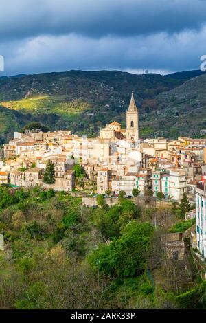 Italien, Sizilien, Provinz Messina, Francavilla di Sicilia. Die mittelalterliche Bergstadt Francavilla di Sicilia. Stockfoto