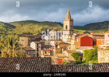 Italien, Sizilien, Provinz Messina, Francavilla di Sicilia. Die mittelalterliche Bergstadt Francavilla di Sicilia. Stockfoto