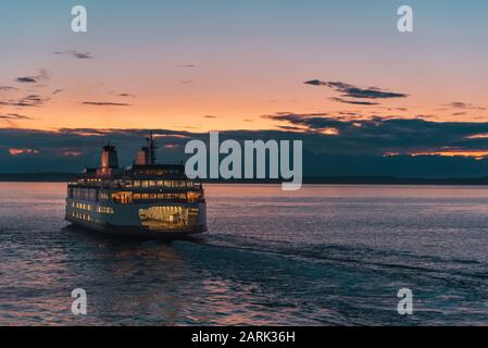 Washington State Ferry Crossing Puget Sound in der Dämmerung mit Olympic Mountains jenseits, von Seattle, Washington Stockfoto
