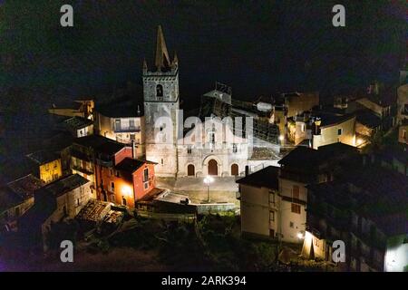 Italien, Sizilien, Provinz Messina, Novara di Sicilia. Die Dorfkirche in der Nacht, in der mittelalterlichen Hügelstadt Francavilla di Sicilia. Stockfoto