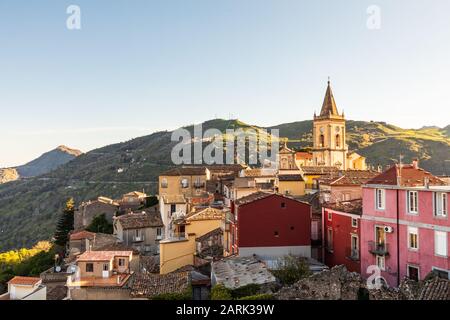 Italien, Sizilien, Provinz Messina, Francavilla di Sicilia. Die mittelalterliche Bergstadt Francavilla di Sicilia. Stockfoto