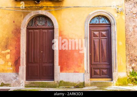 Italien, Sizilien, Provinz Messina, Novara di Sicilia. Dekorative Türen in der mittelalterlichen Hügelstadt Francavilla di Sicilia. Stockfoto