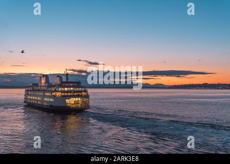 Washington State Ferry Crossing Puget Sound in der Dämmerung mit Olympic Mountains jenseits, von Seattle, Washington Stockfoto