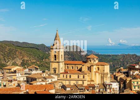 Italien, Sizilien, Provinz Messina, Francavilla di Sicilia. Die mittelalterliche Bergstadt Francavilla di Sicilia. Stockfoto