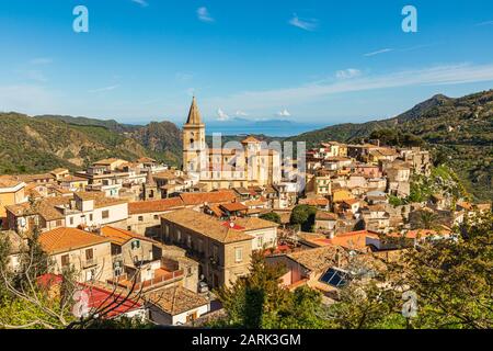 Italien, Sizilien, Provinz Messina, Francavilla di Sicilia. Die mittelalterliche Bergstadt Francavilla di Sicilia. Stockfoto