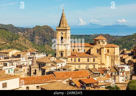 Italien, Sizilien, Provinz Messina, Francavilla di Sicilia. Die mittelalterliche Bergstadt Francavilla di Sicilia. Stockfoto