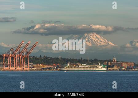 Washington State Ferry Crossing Puget Sound in der Dämmerung mit Mt Rainier Beyond, aus Seattle, Washington Stockfoto