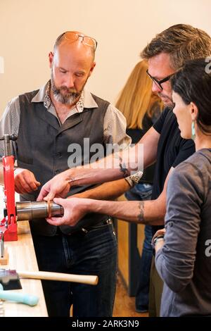 Kunden lernen Schmuck zu machen; Schmuck Mit Nieten; Salida; Colorado; USA Stockfoto