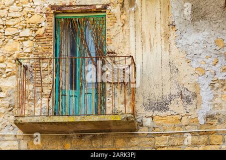 Italien, Sizilien, Provinz Enna, Centuripe. Ein verrosteter Balkon auf einem rustikalen Gebäude in der Bergstadt Centuripe. Stockfoto