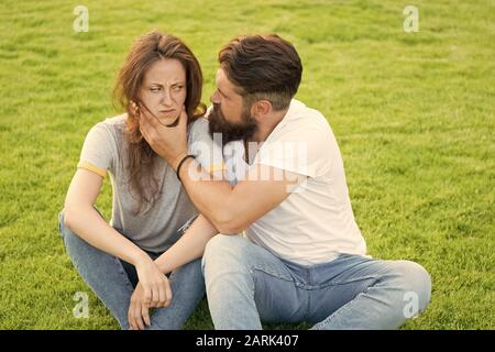 Missverständnis in Beziehung. Beziehungen problem Paar. bärtiger Mann hipster Express aggression Mädchen zu stören. Familie Psychologe. Aggression und Gewalt. Nutzung der physischen Kraft. Stockfoto