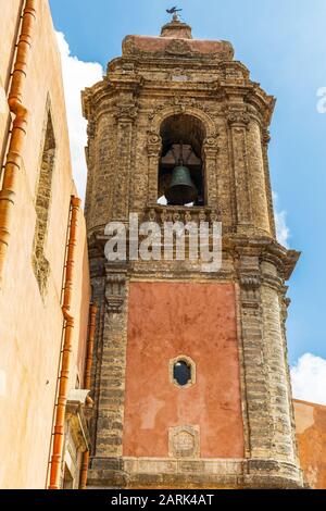 Italien, Sizilien, Provinz Trapani, Erice. Kirchturm von Chiesa di San Giuliano in der Bergstadt Erice. Stockfoto