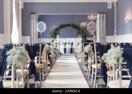 Festsaal für Hochzeiten mit Blumen und dunkelblauen Dressings Stockfoto