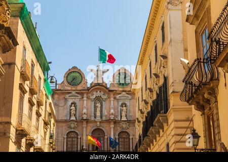 Italien, Sizilien, Provinz Trapani, Trapani. Uhrturm mit italienischer Flagge im Stadtzentrum von Trapani. Stockfoto