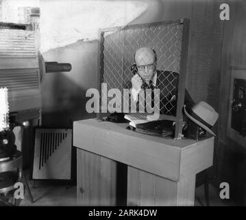 TV Vara: Gedenken April-May-Streik Anmerkung: Schauspieler ruft hinter Schreibtisch Datum: 24. April 1953 Schlagwörter: Schauspieler, Kameras, Fernsehdramen Stockfoto