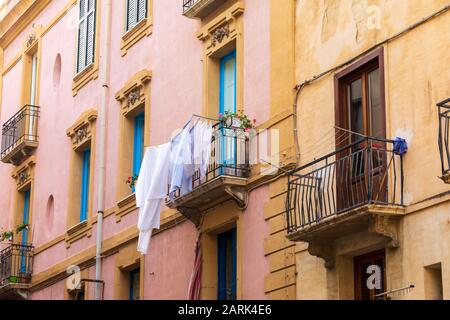 Italien, Sizilien, Provinz Trapani, Trapani. Wäscherei Trocknung von Balkongeländern. Stockfoto