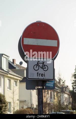 Einbahnstraße, kein Eintritt außer Fahrräder Stockfoto