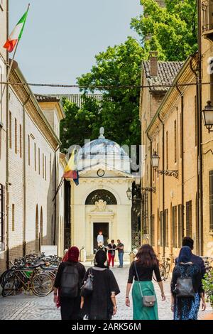 Ravenna, ITALIEN - 2. MAI 2019: Touristen, die in Ravenna spazieren und das Grab von Dante Alighieri besuchen Stockfoto