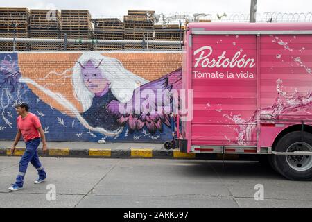 Fabriken auf dem Gebiet der Industriezone Puente de Aranda, Bogata, Columbia stimmen mit Künstlern überein, Wandtapeten zu malen. Stockfoto