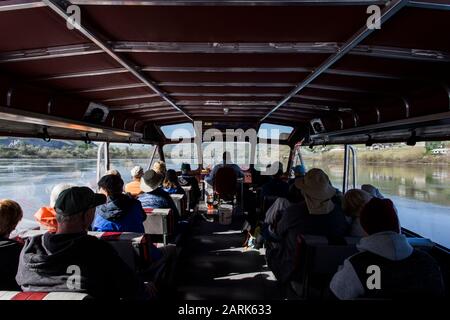 Ein Jetboot-Führer führt Touristen auf dem Snake River in Idaho. Stockfoto