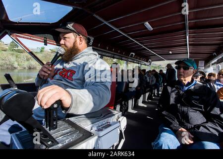 Ein Reiseführer führt Touristen auf dem Snake River in Idaho. Stockfoto