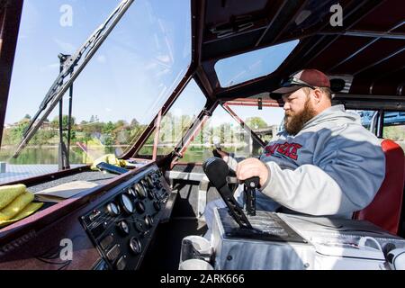 Ein Jetboot-Führer führt Touristen auf dem Snake River in Idaho. Stockfoto