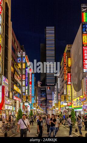 Juni 2016 - Tokio, Japan. Der Nachtblick auf Kabuki, die berühmte Straße in Shinjuku, Tokio, berühmt für ihr Nachtleben Stockfoto