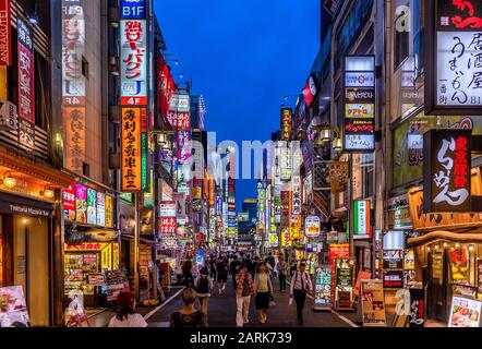 Mai 2017 - Tokio, Japan. Der Nachtblick auf Kabuki, die berühmte Straße in Shinjuku, Tokio, berühmt für ihr Nachtleben Stockfoto