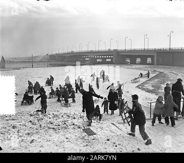 Erster Schnee in Amsterdam, Schneespaß auf der Brücke von Utrechter Datum: 12. Januar 1955 Ort: Amsterdam, Utrechter Schlüsselwörter: Brücke, Jugend, SCHNEE, Schneeflut Stockfoto