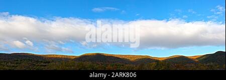 Panoramabild einer bunten Herbstridge Linie in den grünen Bergen von Vermont mit einem schönen blauen Himmel und Wolken darüber Stockfoto