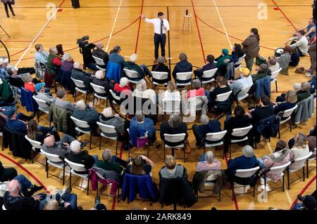 Ottumwa, Iowa, USA. Januar 2020. Der ehemalige Bürgermeister von South Bend, Indiana und der aktuelle Präsidentschaftskandidat der Demokraten, PETE BUTTIGIEG, hält ein Rathaus in der Familie Ottumwa YMCA. Die erste Iowa-Warnung wird am kommenden Montag angefochten, und die Kandidaten nutzen faires Wetter, um den Staat zu durchkreuzen und ihre Schlussargumente den Wählern vorzubringen. Credit: Brian Cahn/ZUMA Wire/Alamy Live News Stockfoto