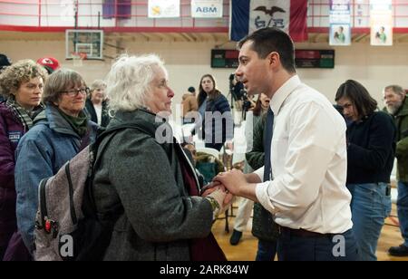 Ottumwa, Iowa, USA. Januar 2020. Der ehemalige Bürgermeister von South Bend, Indiana und der aktuelle Präsidentschaftskandidat der Demokraten, PETE BUTTIGIEG, hält ein Rathaus in der Familie Ottumwa YMCA. Die erste Iowa-Warnung wird am kommenden Montag angefochten, und die Kandidaten nutzen faires Wetter, um den Staat zu durchkreuzen und ihre Schlussargumente den Wählern vorzubringen. Credit: Brian Cahn/ZUMA Wire/Alamy Live News Stockfoto