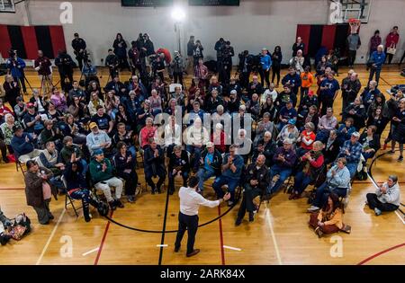 Ottumwa, Iowa, USA. Januar 2020. Der ehemalige Bürgermeister von South Bend, Indiana und der aktuelle Präsidentschaftskandidat der Demokraten, PETE BUTTIGIEG, hält ein Rathaus in der Familie Ottumwa YMCA. Die erste Iowa-Warnung wird am kommenden Montag angefochten, und die Kandidaten nutzen faires Wetter, um den Staat zu durchkreuzen und ihre Schlussargumente den Wählern vorzubringen. Credit: Brian Cahn/ZUMA Wire/Alamy Live News Stockfoto