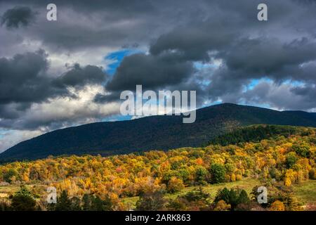 Wunderschönes Herbstlaub und grüne Wiese an den grünen Bergen von Vermont Stockfoto
